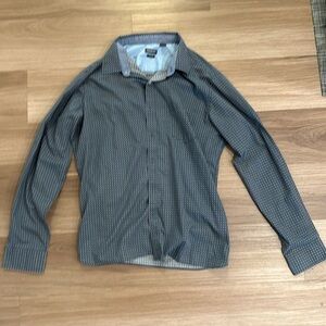 Van Heusen (Never tuck) Button down. Slim fit. XL 17- 17 1/2. Blue/Green/white.